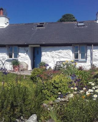 Traditional stone cottage with sea views in Snowdonia National Park