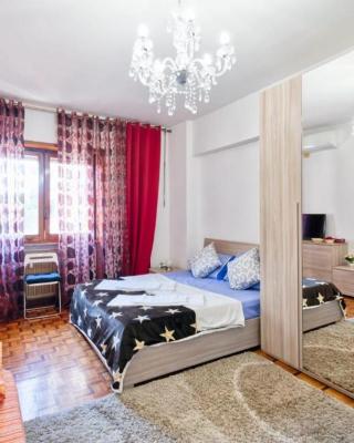 Venice City Residence - With Private Room & Bathroom, AC & TV