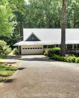 Modern Luxe Family & Groups Friendly Bungalow with Patio & Workspace