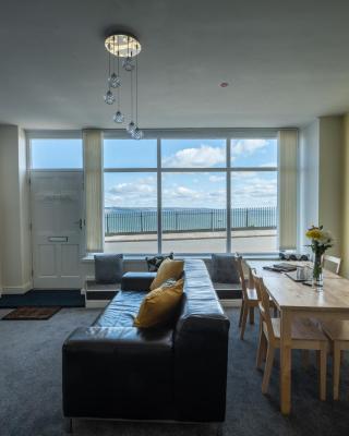 Central Tenby North Beach Apartment with Parking