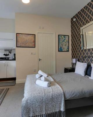 Modern Studio Apartment - Vibrant Abbeydale Rd, FREE Parking, Pet Friendly, Netflix
