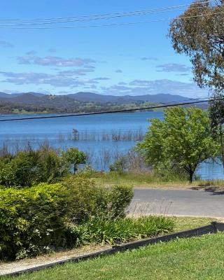 Relax in the spa with views opposite Lake Eildon