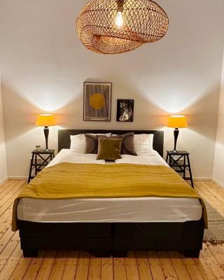 FeelsLikeHome - Stylische und zentrale Altbauwohnung mit Terrasse&Garten