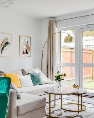 Modern Living 3 bedroom Villa Luton Car parking close to Town centre Airport Birdwatching walk paths