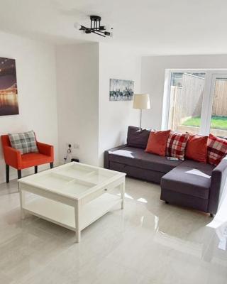 Walnut Flats-F2, 3-Bedroom with Garden & Patio - AC, Parking, Netflix, WIFI - Close to Oxford, Bicester & Blenheim Palace