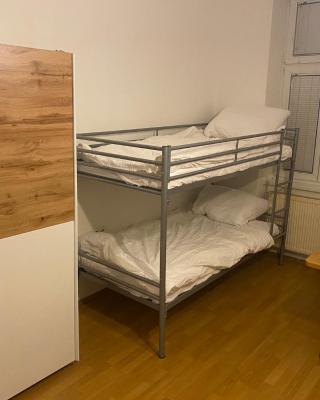 Cheap Apartment for 8 people. Vienna. 10th district