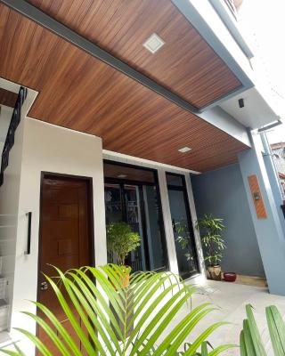 SHOWMECAS Alley Stay