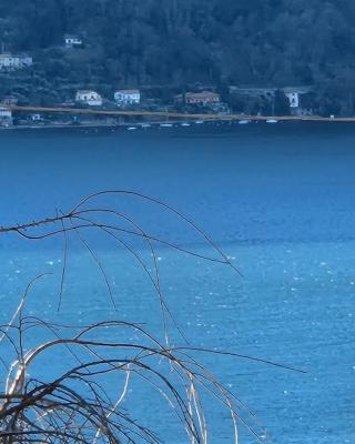 Laura's House, a whole house with a lake view, 5 kilometers from Varenna