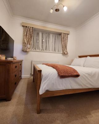 Elmdon House with 4 Spacious Bedrooms to choose