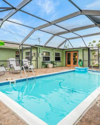 Groovy Getaway! Heated pool! Something different