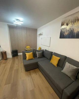 BROADWAY SUITE - Newly refurbished stylish apartment with FREE PRIVATE PARKING - Great location