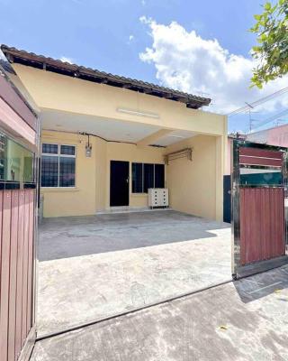 TAMAN UNIVERSITI THREE BEDROOMS 6-10Pax UTM, SKUDAI