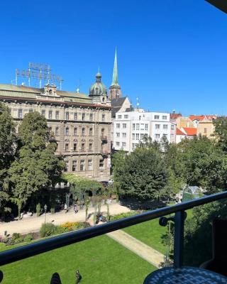 Apartment in historical center with park view