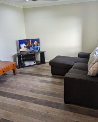 Christa's 4Bedroom Entire Private House Gladstone City