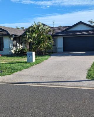 Spacious Entire 4Bedroom House in Gladstone 1 to 8 People can Stay