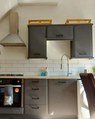 Large Studio Room in City Centre (Shared Bathroom)