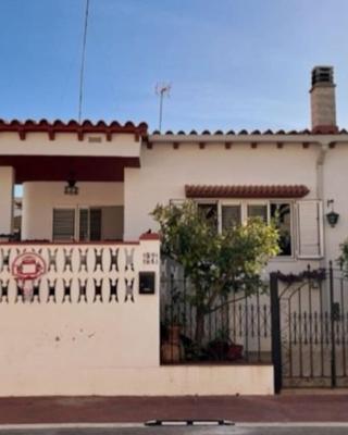 Casa mediterránea junto al mar.