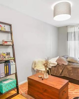 Private room in 4 bedroom Ground Apartment near Subway