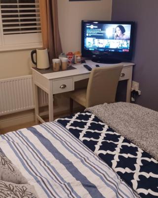 Aylesbury Lovely Double and Single Bedroom with Guest only Bathroom