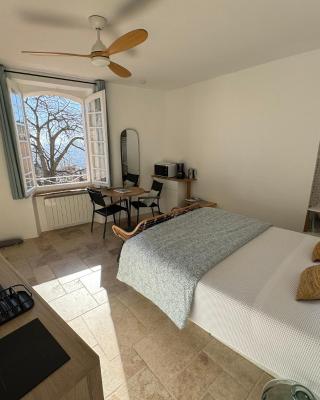 Studio Liège, vue mer au village de Bormes les Mimosas