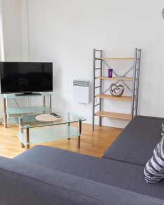 Serviced Apartment in Liverpool City Centre - Free Parking - Balcony - by Happy Days
