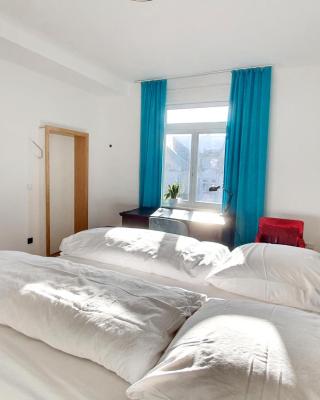 Helles Zimmer mit Kingsize-Bett