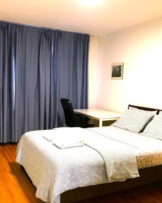 Big Private Room MidMontreal next to station metro - Parking free