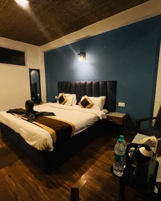 White Rose Hotel By #Link Way
