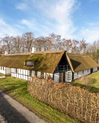 Nice Apartment In Rønde With Wifi