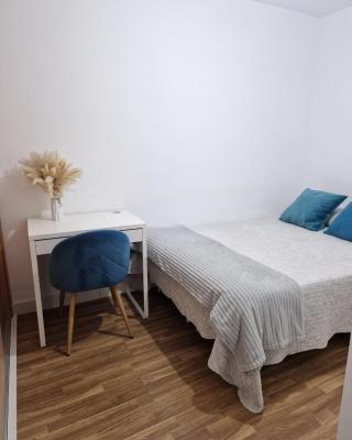 Quarto com banheiro privado em apartamento familiar