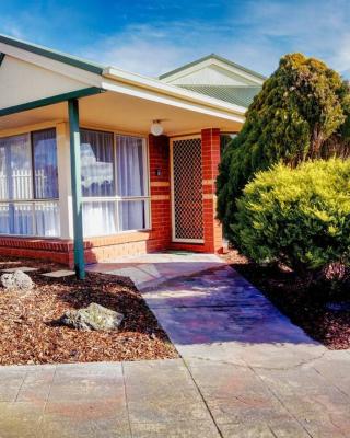 Mt Clear Ballarat Holiday Homes - Only minutes to Sovereign Hill and Ballarat CBD - Sleeps 1 to 4