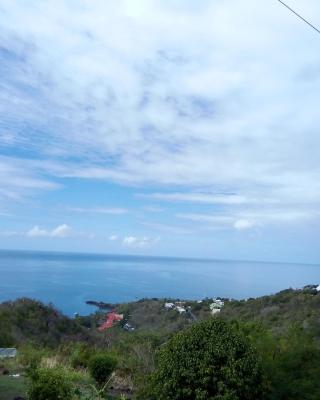 STUDIO / HAUT DE VILLA / / VUE SUR MER / SALONORAT