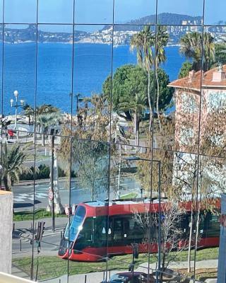 STUDIO SUR LA PROMENADE DES ANGLAIS AVEC VUE MER ORIGINALE À 40 m DE LA PLAGE