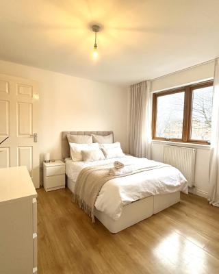 Private room with en-suite and parking in shared flat