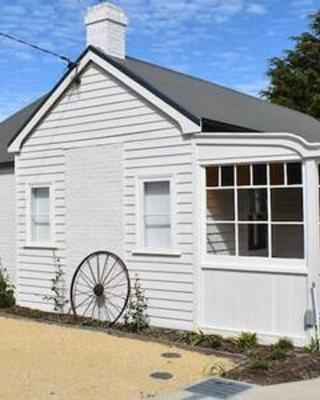 The Baker's Cottage in the Heart of Richmond Sleeps 6