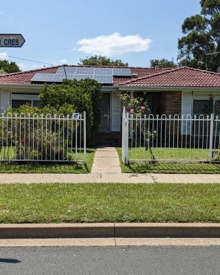 #BIDWILL GARDENS ON MIDDLETON# Private Room King Size Bed OR Open Lounge Room Floor Mattress SHARED Bathroom FREE Kitchen Essentials Fast NBN WIFI HDTV KAYO Sports Youtube FREE Laundry Facilities Transportation and Meal Services Available On Request