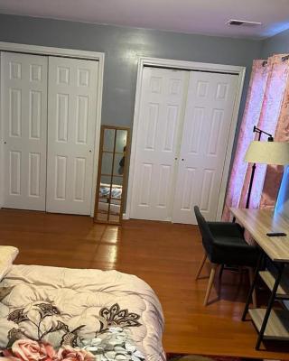 Guest House Master's Bedroom with Private Bathroom, 6 mins to Newark Liberty International Airport Penn Station Prudential New York It is central close to major places