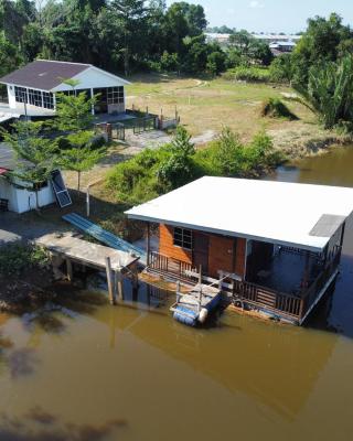 Hj Hassan Floating Cabin