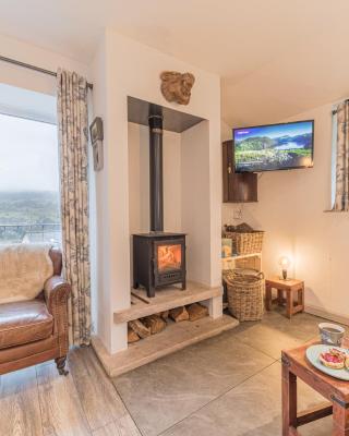 Romantic getaway, little two bed, two bath barn conversion with amazing views and parking
