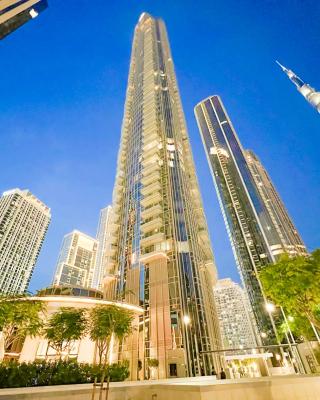 Downtown Luxury - Stunning Burj Khalifa & Sea View - 5 Minutes Walk to Dubai Mall