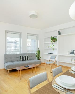 Spacious & Bright Apartment with Parking Poznań by Renters