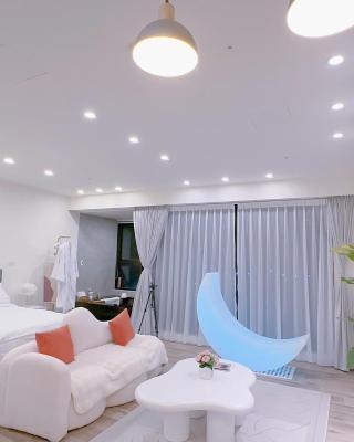 拾月頭城無邊際泳池溫泉房