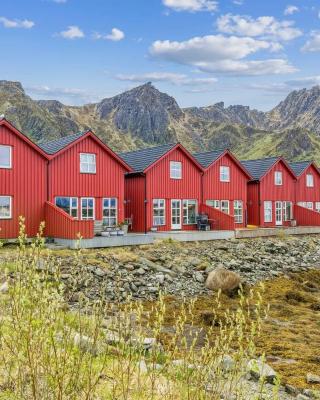 Waterfront cabin in the middle of Lofoten