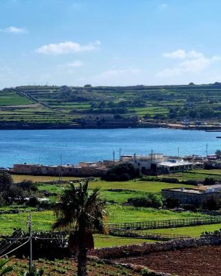 Peaceful penthouse with views 3 min walk to the beach