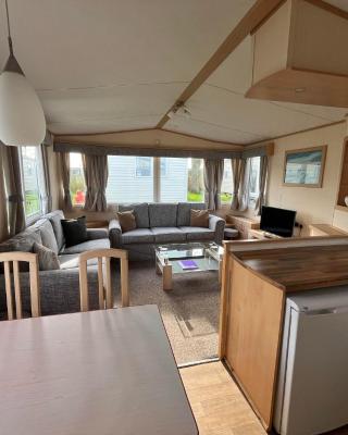 Bittern 8, Scratby - California Cliffs, Parkdean, sleeps 8, free Wi-Fi, pet friendly - 2 minutes from the beach!