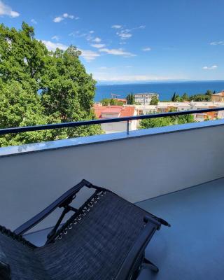 Apartment with direct Sea View, Free Parking and close to Beaches and Promenade