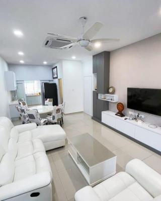 Entire 4 Bedroom Landed House, Yong Peng, Johor, Malaysia - Suitable for leisure, wedding & Big group travellers, Free Netflix, In- House Parking, 1min to Dragon Temple, 5 mins to MCD& KFC, 30 mins to Organic Farms