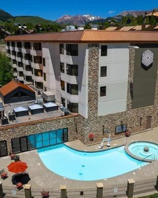 Studio 565 Perfect Location with Pool and Hot Tub