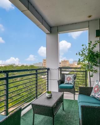 Beautiful Riverwalk Condo #1535