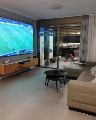 חדר מקסים בדירה בה אנו גרים בחולון קרוב לתל אביב וחוף הים כולל מקלט